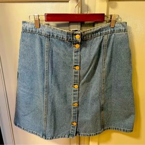 Darling a-line button down Jean skirt with nice deep side pockets 20” length